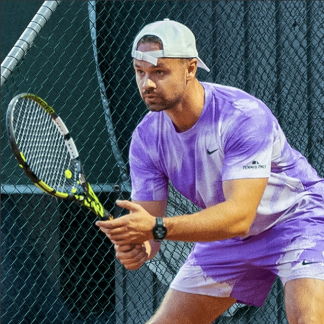 Tim de Winter met racket