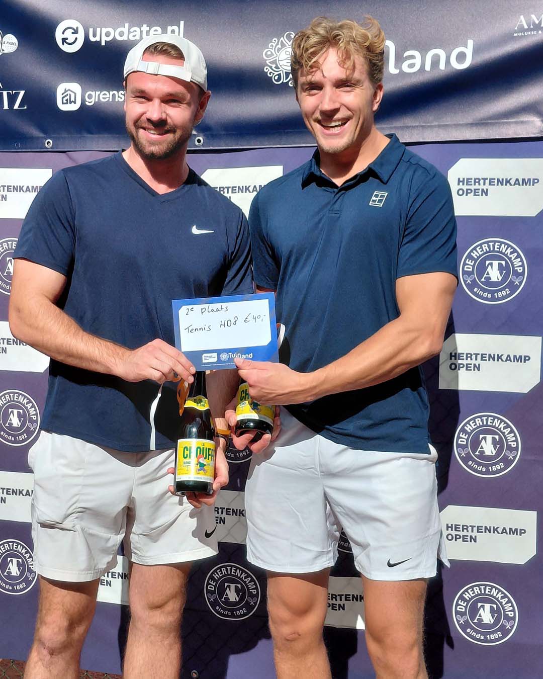 Tim op de tennisbaan
