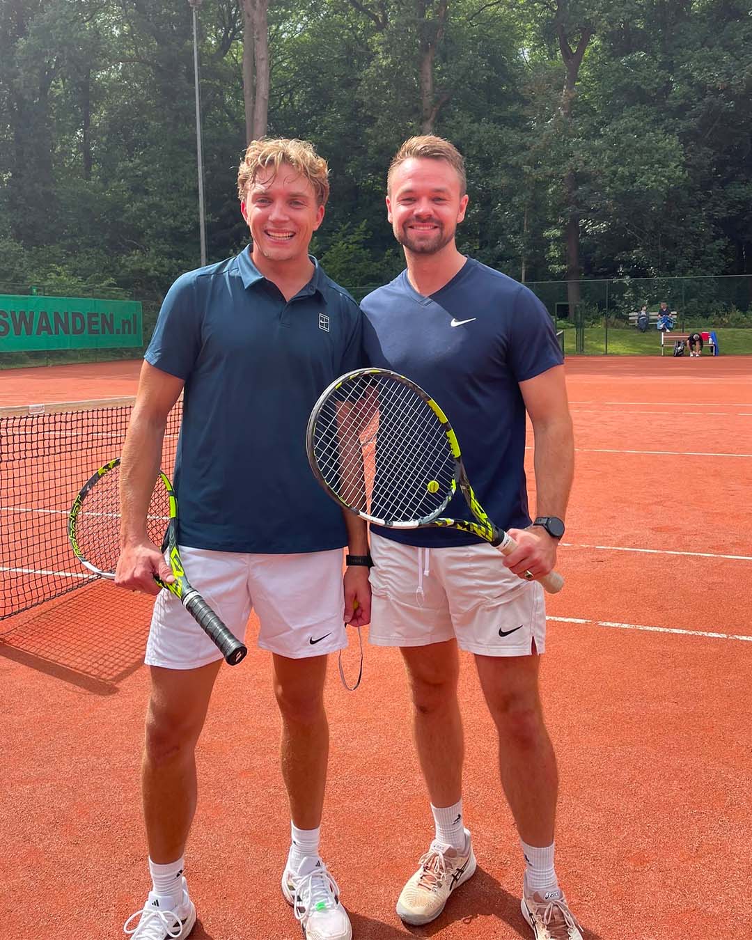 Tennisracket op gravel