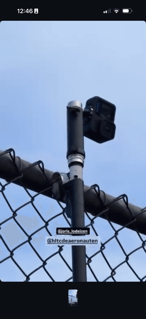 Zelfgemaakte stok met telefoonhouder aan het hek